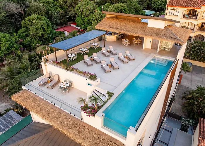 Iguana Surf Boutique Rooftop Pool & Beachfront Hotel