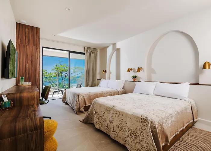 Iguana Surf Boutique Rooftop Pool & Beachfront Hotel